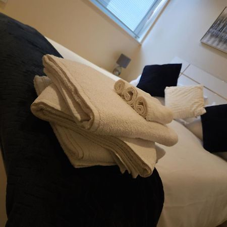 Comfy Spacious Apartment In Canary Wharf ลอนดอน ภายนอก รูปภาพ