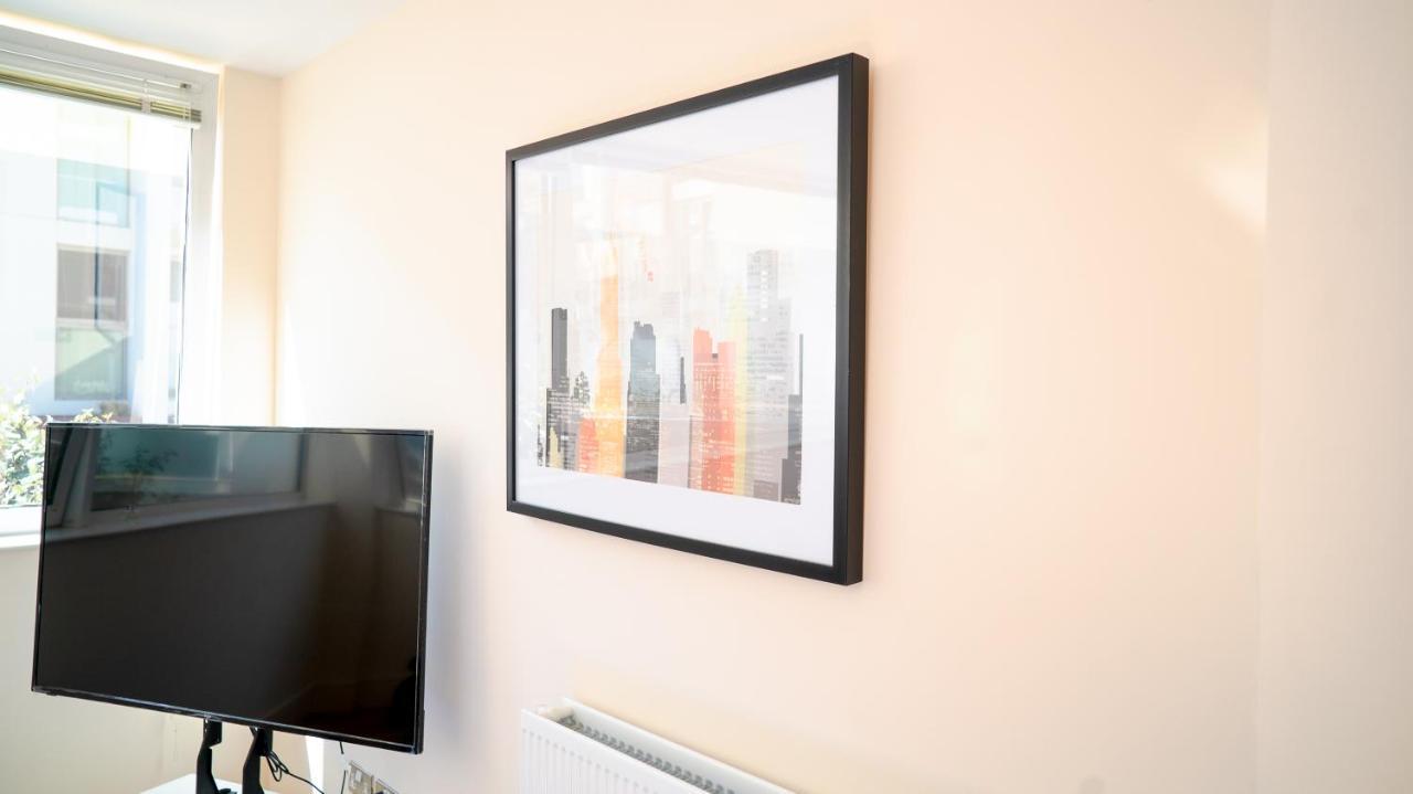 Comfy Spacious Apartment In Canary Wharf ลอนดอน ภายนอก รูปภาพ