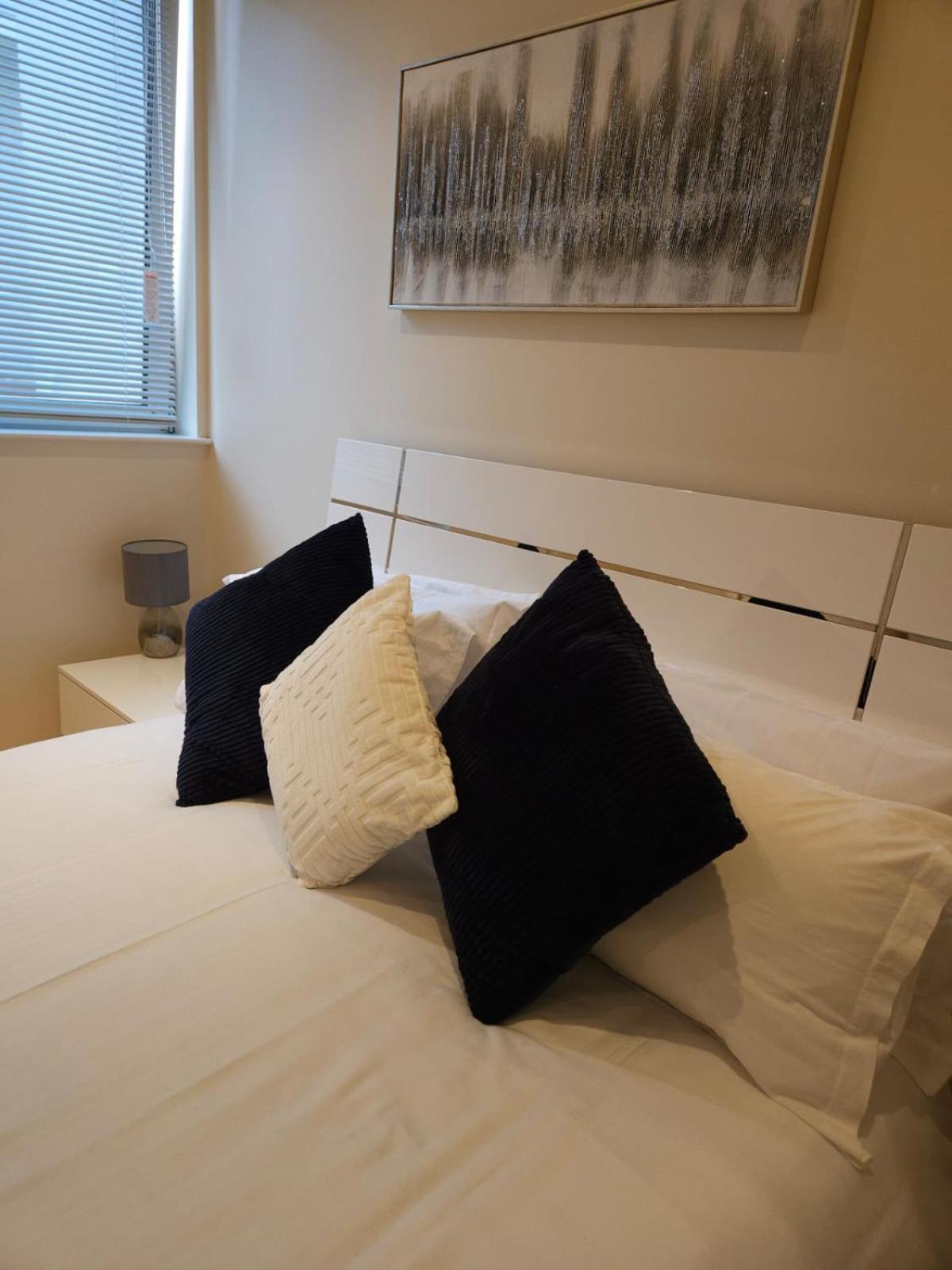Comfy Spacious Apartment In Canary Wharf ลอนดอน ภายนอก รูปภาพ